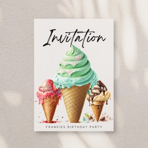 Puede incluir: Tarjeta de invitaci&oacute;n con el texto "Invitation" en letra cursiva negra. Se representan tres conos de helado: un cono de helado de menta verde, un cono de helado de fresa rosa y un cono de helado de chocolate marr&oacute;n. El texto "FRANKIES BIRTHDAY PARTY" est&aacute; en la parte inferior de la tarjeta.