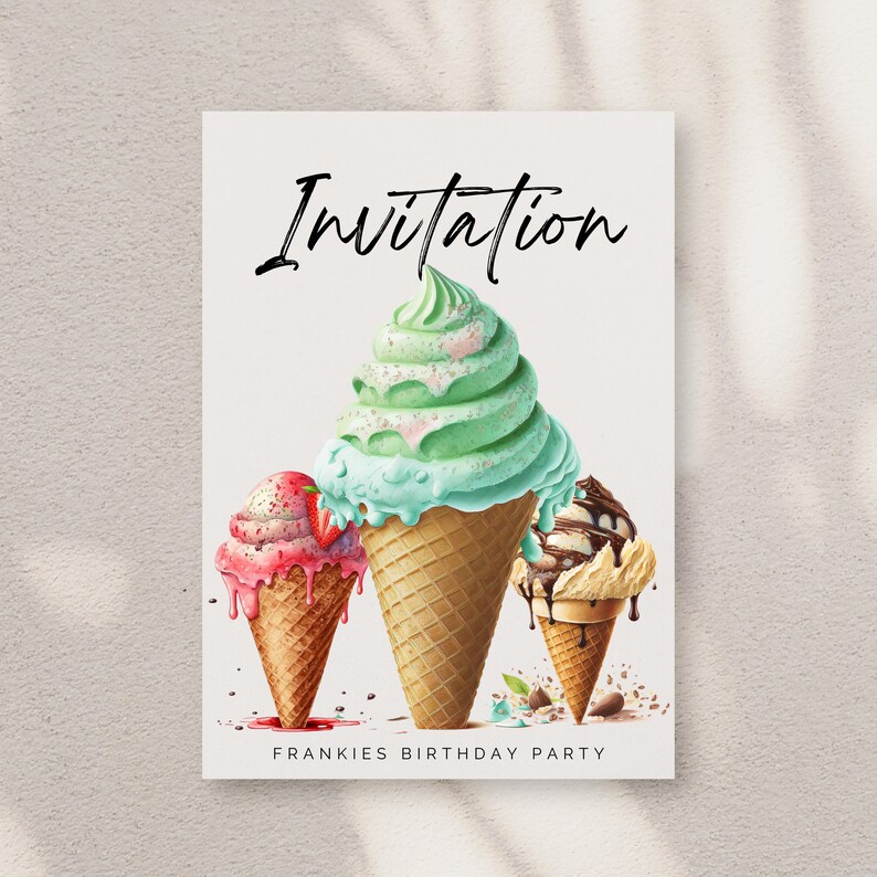 Puede incluir: Tarjeta de invitaci&oacute;n con el texto "Invitation" en letra cursiva negra. Se representan tres conos de helado: un cono de helado de menta verde, un cono de helado de fresa rosa y un cono de helado de chocolate marr&oacute;n. El texto "FRANKIES BIRTHDAY PARTY" est&aacute; en la parte inferior de la tarjeta.