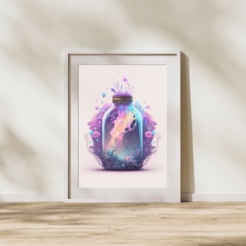 Puede incluir: Un frasco de vidrio con tapa de corcho lleno de una galaxia de colores rosa, azul y morado que gira. El frasco est&aacute; rodeado de flores delicadas y enredaderas, creando una escena caprichosa y m&aacute;gica.