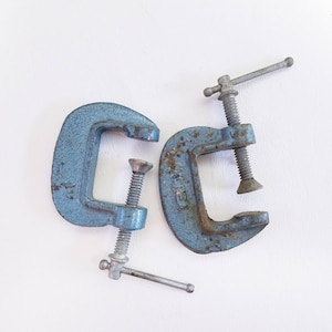Zwei kleine blaue Metallklammern - Set kleine Jahrgang Hand Klemmen - Klemmen - blaue Klemmen - Industrie-Dekor - Schraube unten Klemmen - blau