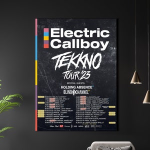 Könnte beinhalten: Ein schwarz-weißes Poster, das für die "Tekkno Tour '23" von Electric Callboy wirbt, mit den Special Guests Holding Absence und Blind Channel. Das Poster listet die Tourdaten und -orte in Europa auf.