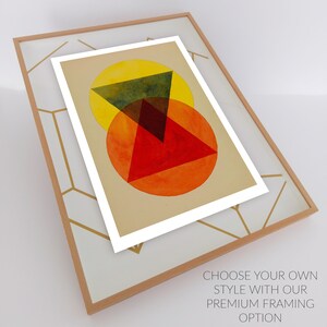 Pu&ograve; includere: Una stampa incorniciata di un design di arte astratta geometrica con cerchi e triangoli sovrapposti in tonalit&agrave; di giallo, arancione, rosso e verde.