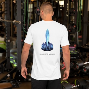Pode incluir: Camiseta branca com um gráfico de cristal azul e branco e o texto "See you at the home point".
