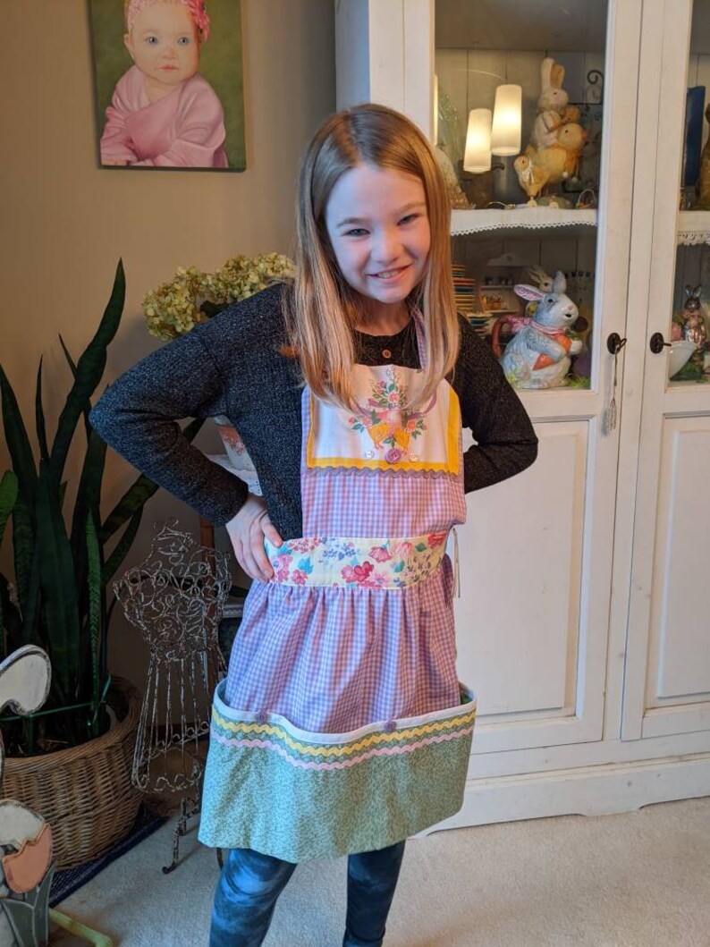 Child's Easter Apron, Size 7-8 Years, Lavender Gingham, Upcycled Easter Napkin, Cobbler Pockets, Reversible, The Vintage Tina image 6