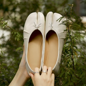 Handmade Women White Leather Tabi Flats,Women&#39;s Leather Tabi Mary Jane Flat,Wedding Shoes,White Split-toe Ballet Shoes,Comfortable Tabi Shoe