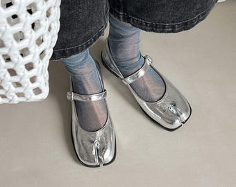 Eleganta silverfärgade Tabi Mary Janes i läder, skor med split toe, handgjorda Tabi-balettskor, bekväma vardagsskor, vintage Mary Janes för kvinnor