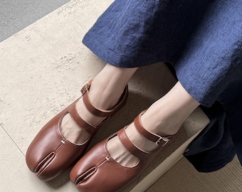 Bruine handgemaakte Tabi Mary Janes dames, leren vintage Mary Janes-flats, Mary Janes met dubbele bandjes, schoenen met splitten, retro Tabi-balletschoen