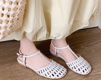 Sandalias blancas de verano planas, de cuero con punta cerrada, con tiras en T, cómodas sandalias planas con tiras traseras, zapatos de mujer tejidos a mano, sandalias blancas de verano con agujeros.
