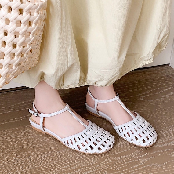 Sandalias blancas de verano planas, de cuero con punta cerrada