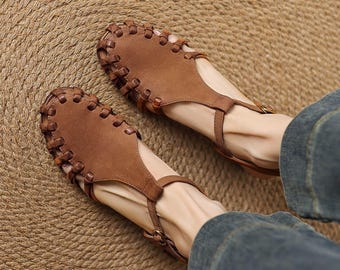 Sommer Damen Braun gewebte Wohnung, Retro T-Bar Schuhe, handgefertigte Sandale, hohle Ledersandale, breite Toe Box Wohnung, minimalistische Sandalen, Sommerschuhe