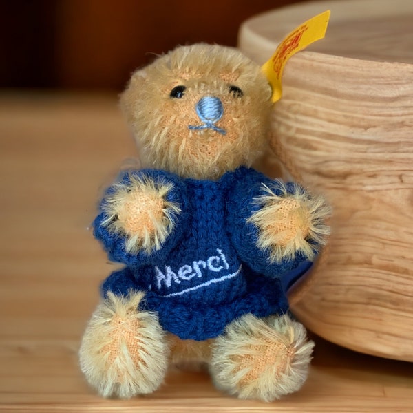 Ours blond avec pull bleu Merci en peluche miniature vintage à suspendre de la marque Margarete Steiff GmbH de 9 cm pour collectionneurs