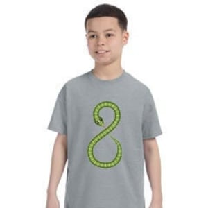 Grünes Holo-Schlangen Shirt zum 8. Fertigen Sie für das perfekte 8. Geburtstags-Party-T-Shirt besonders an! Süß für Schlangen zum 8.Geburtstag!