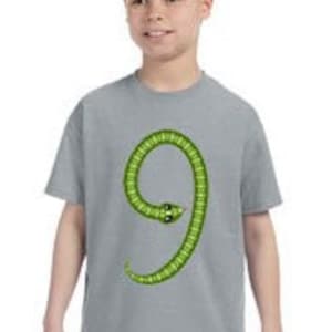 Grünes Holo-Schlangen-Shirt! Fertigen Sie für das perfekte 9. Geburtstags-Party-T-Shirt! Süß für Schlangen zum 9.Geburtstag!