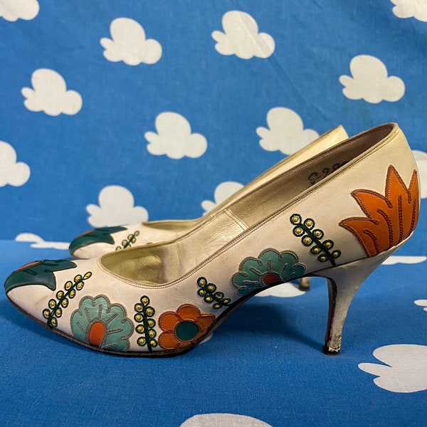 Vintage 50s Floral Pumps / Delman Deluxe / White Leather Heels With Floral Embroidery / Painted Leather Shoes