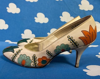Vintage 50s Floral Pumps / Delman Deluxe / White Leather Heels With Floral Embroidery / Painted Leather Shoes