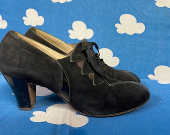 Vintage 30s Black Suede Pumps / Art Deco Shoes / Cut Out Heels / 30s Red Cross Shoes