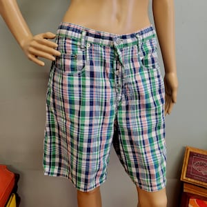 Op de afbeelding: Veelkleurige geruite shorts in groen, blauw, rood en wit. De shorts hebben een knoopsluiting en zakken. Het kledingstuk wordt op een mannequin getoond.