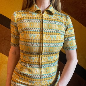 vtg 60s zip up psychedelic all over print mini dress pointy collar sun & geometric patterned shift dress yellow gold blue wiggle dress