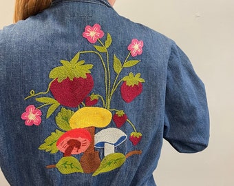 vtg 70s levis MUSHROOM EMBROIDERED DENIM jacket ꕤ ꕤ ꕤ big E orange tab chambray dark wash pointy collar strawberry plant home stitch hippie