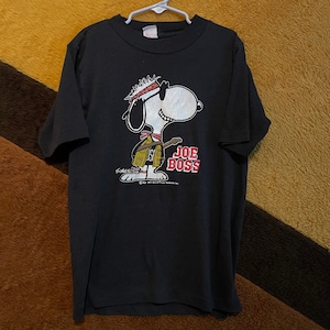vtg 80s SNOOPY BRUCE SPRINGSTEIN shirt / vintage joe boss hippie rockband graphic charlie brown peanuts zwarte jeugd grote cartoon baby T-shirt