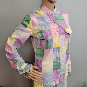 Puede incluir: Un juego de tres tazas de cerámica con un acabado moteado y mate. Las tazas son en tonos crema, gris claro y gris oscuro. Cada taza tiene un diseño simple y minimalista, ideal para café o té.