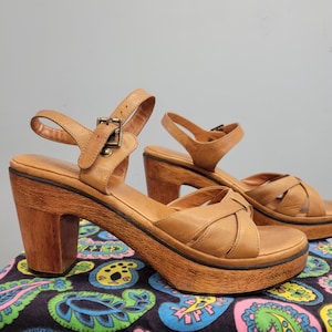 vtg 70s WOOD PLATFORM HEELS / vintage tan leather strappy chunky platforms disco hippie mod open toe sandals summer fest retro stacked pumps