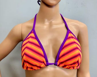 Bikini vintage de los 80 con rayas neón, top triangular naranja brillante y morado.