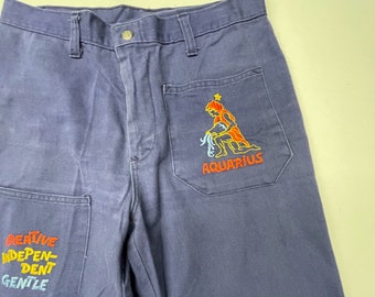 vtg VERSEAU BELLBOTTOMS DES ANNÉES 70 // horoscope du zodiaque jean brodé avec pattes d'éléphant taille mi-haute ric rac pantalon évasé en denim indigo à jambe large hippie