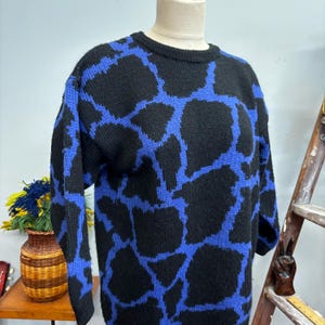 vtg 80s ESPRIT ABSTRACT SWEATER // vintage small oversized womens jaguar animal print abstract long slouchy blue black maximalist pullover