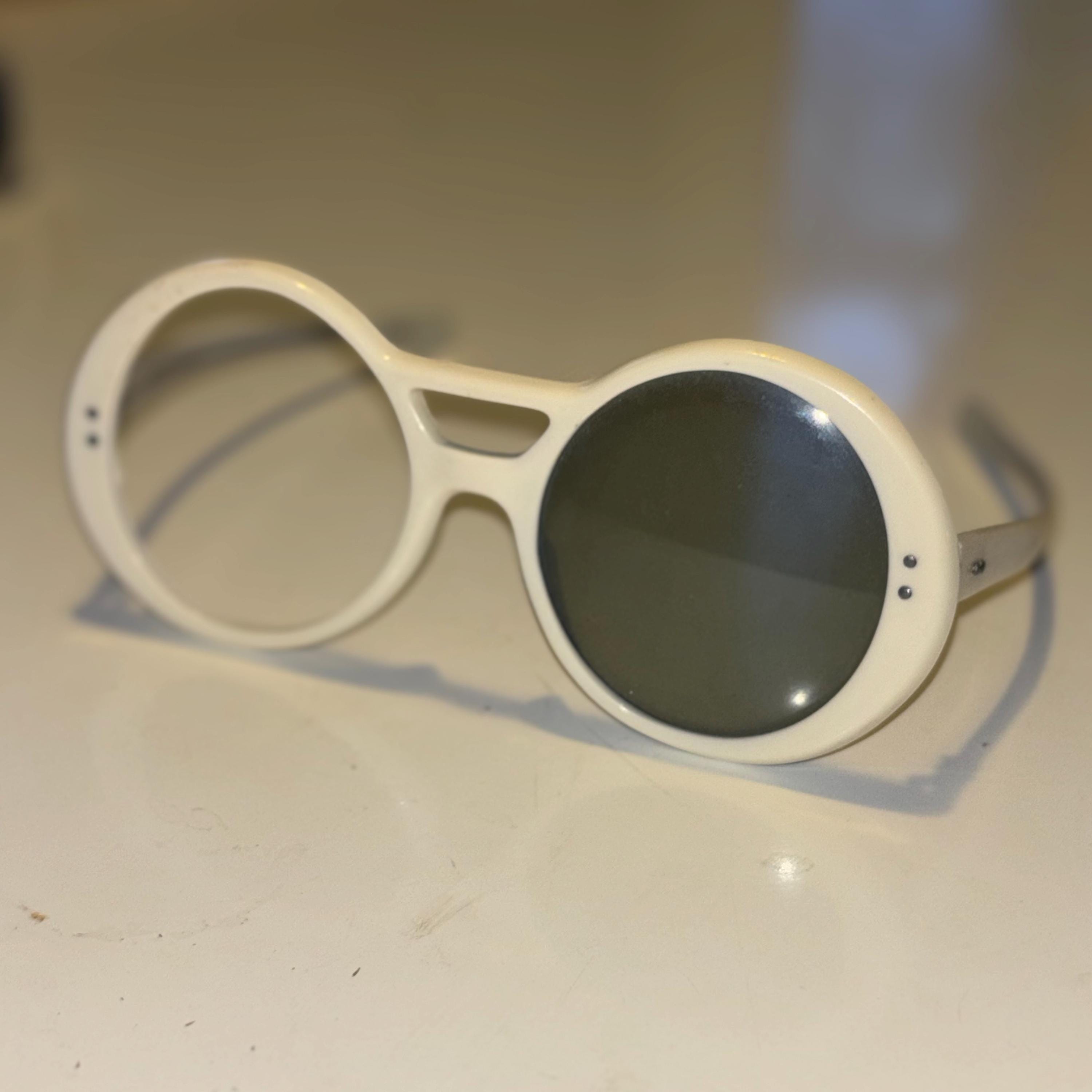DEADSTOCK Authentic Vintage Lucite Circle Hippie Sunglasses AWESWOME AND UNIQUE Amazon.com: SA106 Retro Smiley Face Double Flip Up Round  main image 3