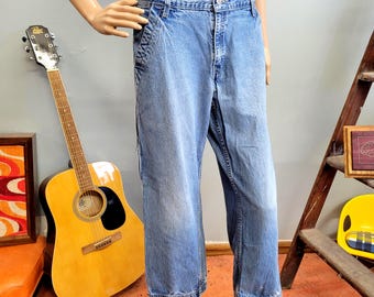 Pantalones cortos vaqueros Levi's Baggy Capri de los 90, de mezclilla desteñida de lavado claro con perneras acampanadas.
