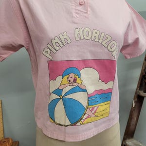 vtg 70s PINK HORIZON SHIRT // vintage jetset size 10 womens xs pastel pink collared nail salon art style nouveau flapper beach scene cartoon