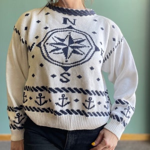 Suéter vintage con mapa náutico de los años 80 // Patrón de brújula azul marino vintage de Ninon de Lenclos, bonito estampado azul y blanco, unisex, corte cuadrado, bonito jersey corto de punto para primavera