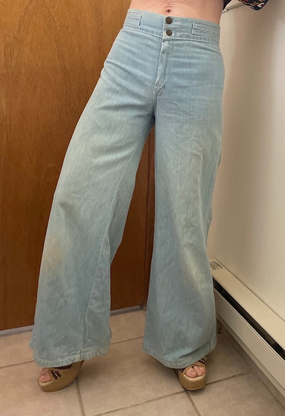 Vintage 70s High Waisted Bell Bottoms / Light Wash Flare Leg Jeans Size  26/27 -  Canada