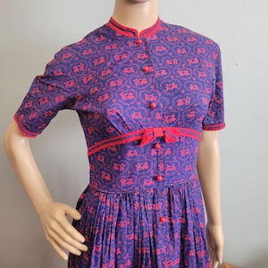 Vestido estampado vintage dos anos 40: corte evasê com estampa holandesa - XS