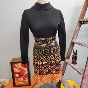 70s Patterned Mini Dress: Vintage Long Sleeve Belted Shift Dress