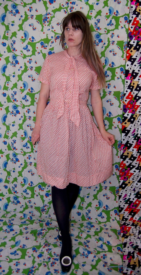 SALE! 50s Tulip Print Dress / Floral Belted Patio… - image 4