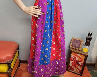 Saia maxi vintage dos anos 70 em tapeçaria: patchwork vintage com estampa paisley e flores.