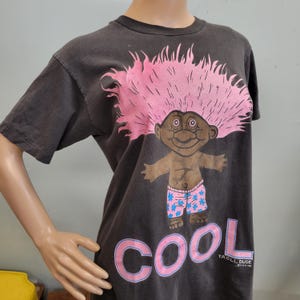 T-SHIRT VTG BAMBOLA TROLL anni '90 // T-shirt vintage Hanes da uomo taglia media, nostalgica, anni '90, con capelli rosa, cucitura singola, stile y2k, sbiadita, morbida, fresca, retrò, rara, selvaggia, estiva