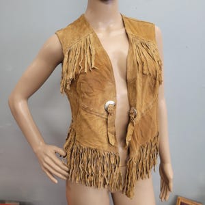 VTG des années 70 en daim à franges vintage ms Pioneer conque en cuir moyenne cow-girl cowboy bronzage gilet festival été couches rodéo daim haut