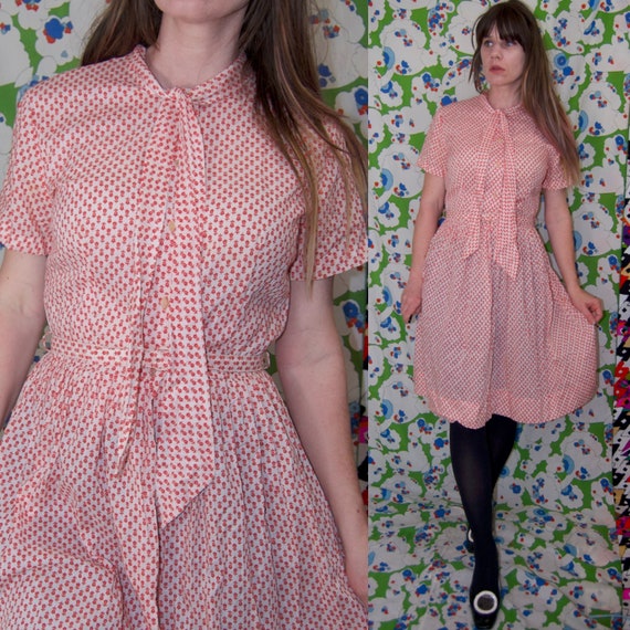 SALE! 50s Tulip Print Dress / Floral Belted Patio… - image 1