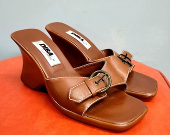 Talons compensés Diba marron carré vintage : boucle en or des années 90 Y2K taille 8,5