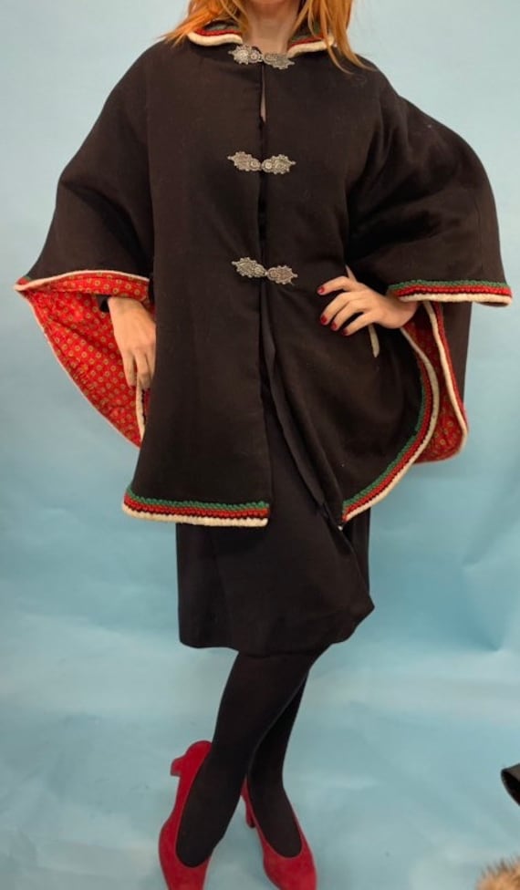 Vintage 1950s Black Wool Cape // Scandinavian Styl