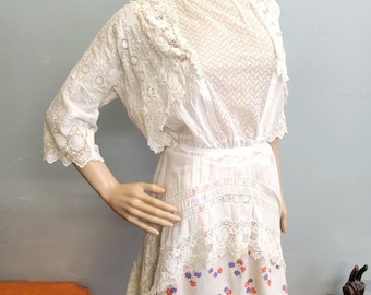 Camicetta vintage in pizzo e rete degli anni 1900, con fantasioso peplo in stile vittoriano romantico