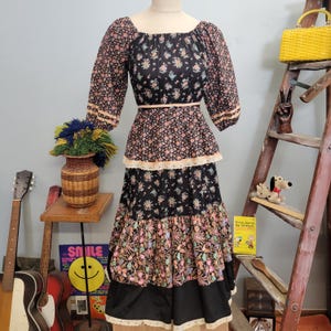 vtg 70s FLORAL PRAIRIE DRESS // vintage gunne style small womens floral calico prairie tiered lace ruffle spring belted puffed sleeve hippie