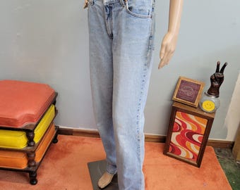 Jeansy Levi's 512 z lat 80. w stylu vtg: vintage, przetarcia, lekkie spranie, dopasowany krój, warstwy wiosenne