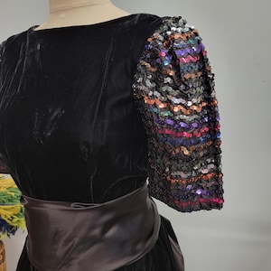 ROBE EN VELOURS À PAILLETTES vtg des années 70//vintage neiman marcus womens petit arc-en-ciel perles manches bouffantes satin velours noir bal de promo printemps rétro