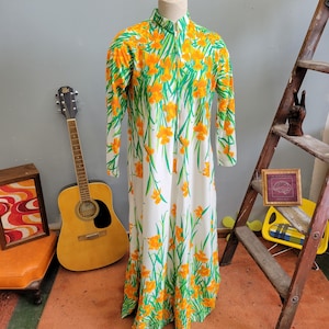 vtg 70s ZIP UP KAFTAN Dress // vintage Boutique New York orange vines floral beach cover up lightweight nylon flowy slinky hawaiian lounge