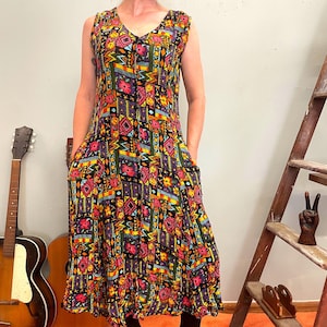vtg 80er Jahre INDIAN RAYON Gemustertes Maxi Kleid mit Taschen, heller lauter Frühling