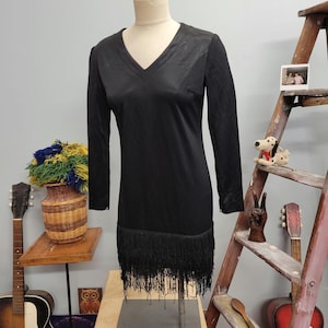 vtg 70s BLACK FRINGE DRESS // vintage flapper style long sleeve womens medium little black dress cocktail spring formal retro mini dress